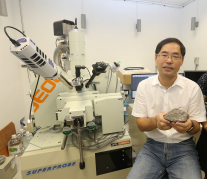 趙國春教授在香港大學的實驗室進行電子探針微區分析。